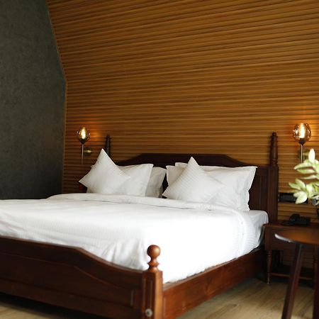 Leela'S 7Th Heaven Resort & Spa Trikunnapuzha Bagian luar foto