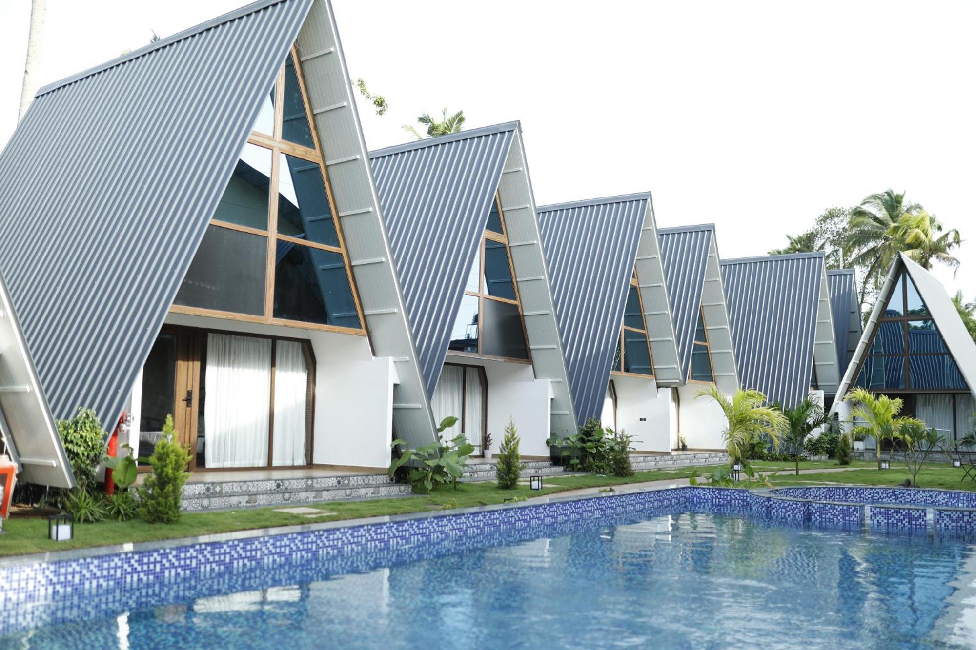 Leela'S 7Th Heaven Resort & Spa Trikunnapuzha Bagian luar foto